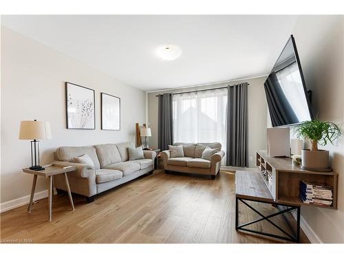 11 Campbell Street, Thorold, ON - Indoor Photo Showing Living Room