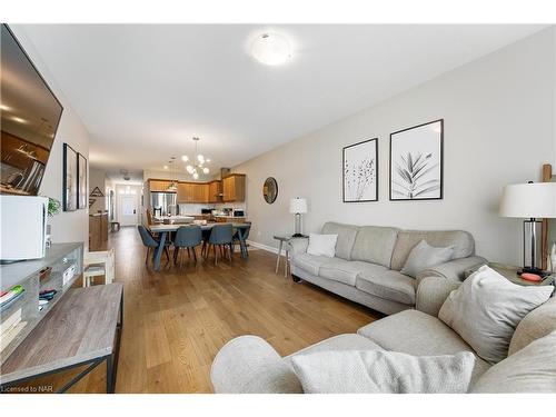 11 Campbell Street, Thorold, ON - Indoor Photo Showing Living Room