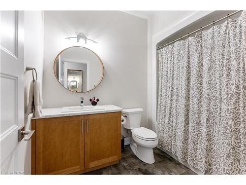 11 Campbell Street, Thorold, ON - Indoor Photo Showing Bathroom