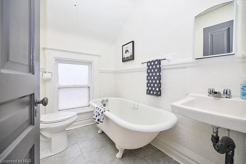 54 Henry Street, St. Catharines, ON - Indoor Photo Showing Bathroom