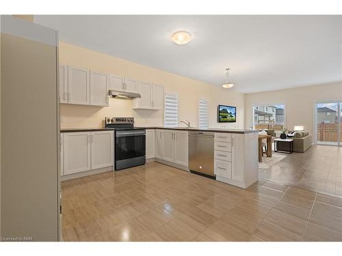 408 Hummel Crescent, Fort Erie, ON - Indoor Photo Showing Kitchen