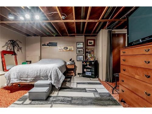 4118 Chippawa Parkway, Niagara Falls, ON - Indoor Photo Showing Bedroom