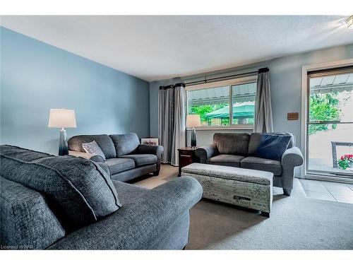 4118 Chippawa Parkway, Niagara Falls, ON - Indoor Photo Showing Living Room