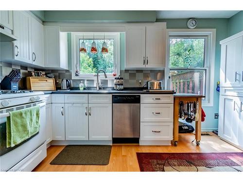 4118 Chippawa Parkway, Niagara Falls, ON - Indoor Photo Showing Kitchen With Double Sink