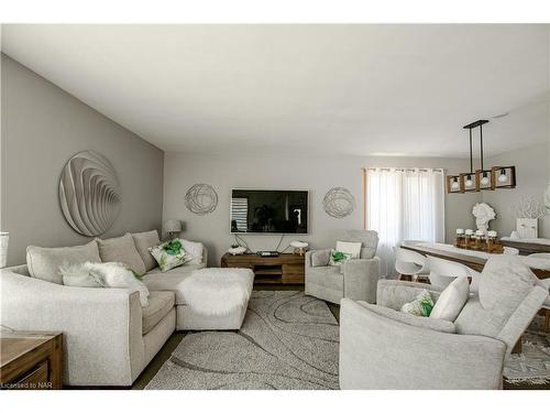 4563 Pinedale Drive, Niagara Falls, ON - Indoor Photo Showing Living Room