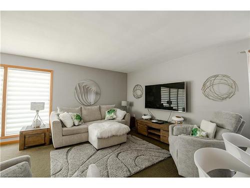 4563 Pinedale Drive, Niagara Falls, ON - Indoor Photo Showing Living Room