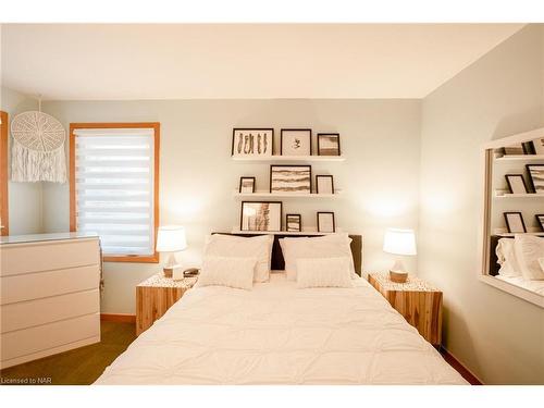 4563 Pinedale Drive, Niagara Falls, ON - Indoor Photo Showing Bedroom