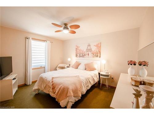 4563 Pinedale Drive, Niagara Falls, ON - Indoor Photo Showing Bedroom