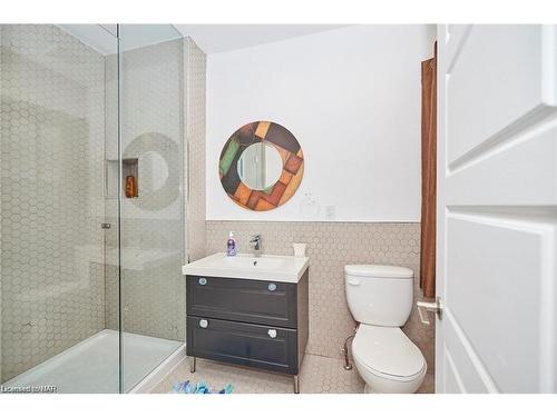 59 Permilla Street, St. Catharines, ON - Indoor Photo Showing Bathroom