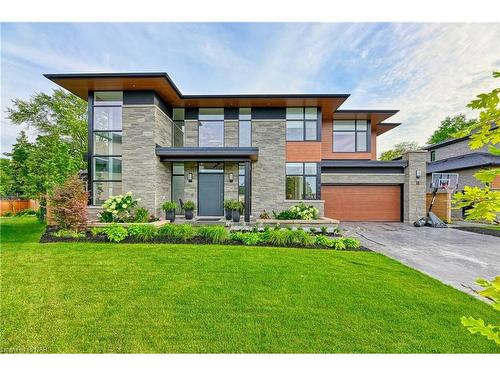 11 Woodbourne Court, Niagara-On-The-Lake, ON - Outdoor With Facade