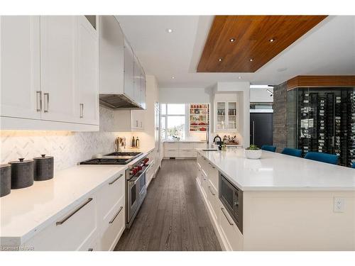 11 Woodbourne Court, Niagara-On-The-Lake, ON - Indoor Photo Showing Kitchen With Upgraded Kitchen