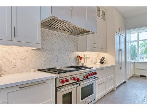 11 Woodbourne Court, Niagara-On-The-Lake, ON - Indoor Photo Showing Kitchen With Upgraded Kitchen