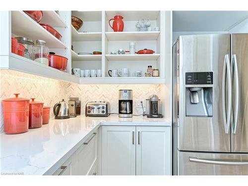 11 Woodbourne Court, Niagara-On-The-Lake, ON - Indoor Photo Showing Kitchen