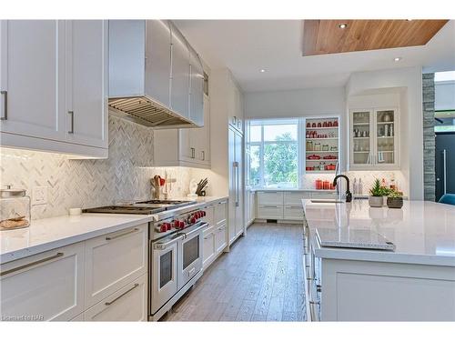 11 Woodbourne Court, Niagara-On-The-Lake, ON - Indoor Photo Showing Kitchen With Upgraded Kitchen