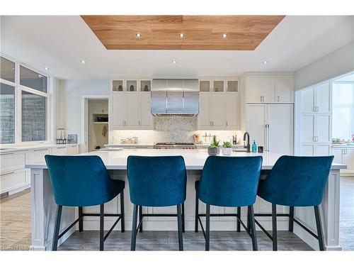 11 Woodbourne Court, Niagara-On-The-Lake, ON - Indoor Photo Showing Kitchen With Upgraded Kitchen