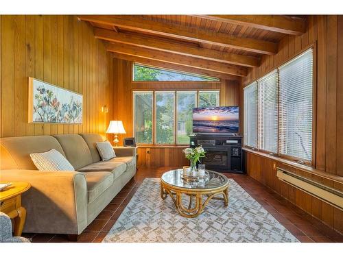 2 Peachtree Park, Fonthill, ON - Indoor Photo Showing Living Room