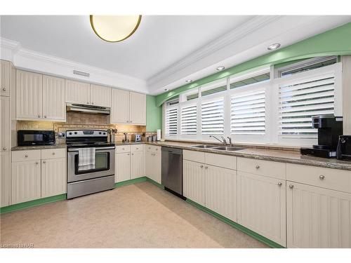 2 Peachtree Park, Fonthill, ON - Indoor Photo Showing Kitchen With Double Sink