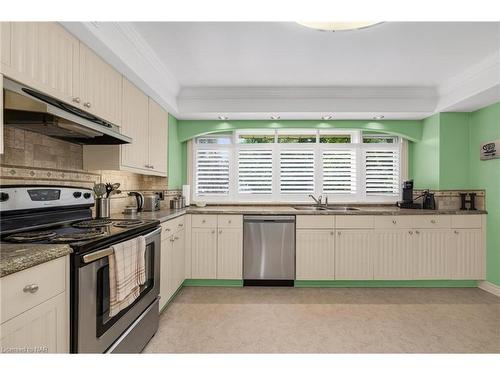 2 Peachtree Park, Fonthill, ON - Indoor Photo Showing Kitchen With Double Sink