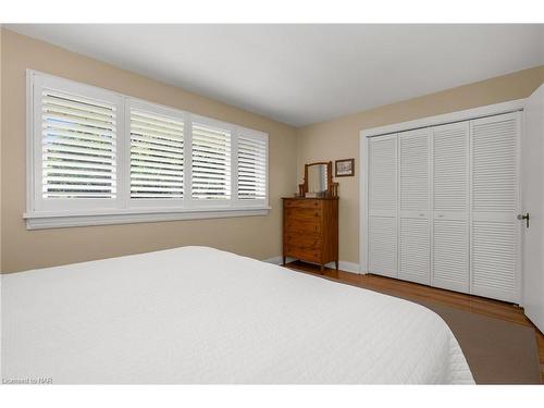 2 Peachtree Park, Fonthill, ON - Indoor Photo Showing Bedroom