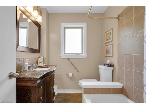 2 Peachtree Park, Fonthill, ON - Indoor Photo Showing Bathroom