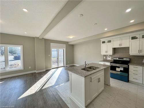 16 Alayche Trail, Welland, ON - Indoor Photo Showing Kitchen With Double Sink