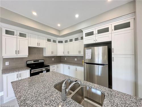 16 Alayche Trail, Welland, ON - Indoor Photo Showing Kitchen With Double Sink With Upgraded Kitchen