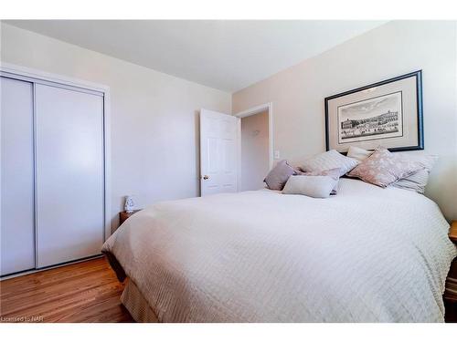 32 Wakelin Terrace, St. Catharines, ON - Indoor Photo Showing Bedroom