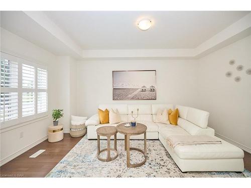 4363 Willick Road, Niagara Falls, ON - Indoor Photo Showing Living Room