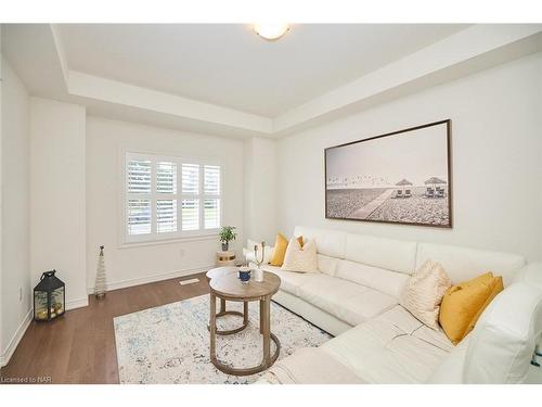 4363 Willick Road, Niagara Falls, ON - Indoor Photo Showing Living Room