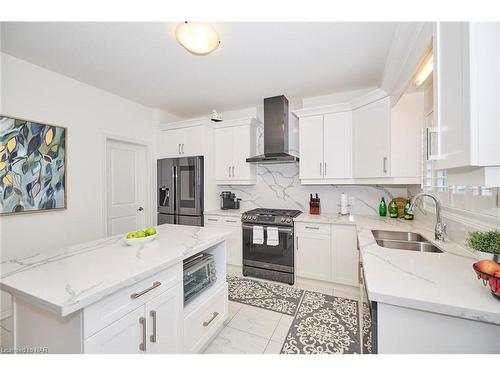 4363 Willick Road, Niagara Falls, ON - Indoor Photo Showing Kitchen With Double Sink