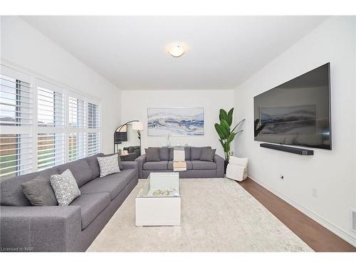 4363 Willick Road, Niagara Falls, ON - Indoor Photo Showing Living Room