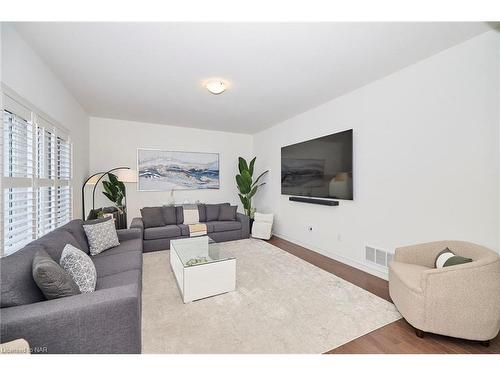 4363 Willick Road, Niagara Falls, ON - Indoor Photo Showing Living Room