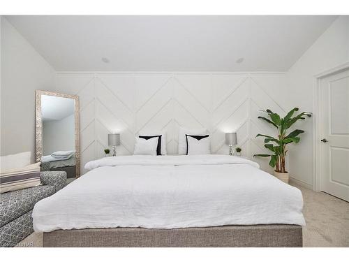 4363 Willick Road, Niagara Falls, ON - Indoor Photo Showing Bedroom