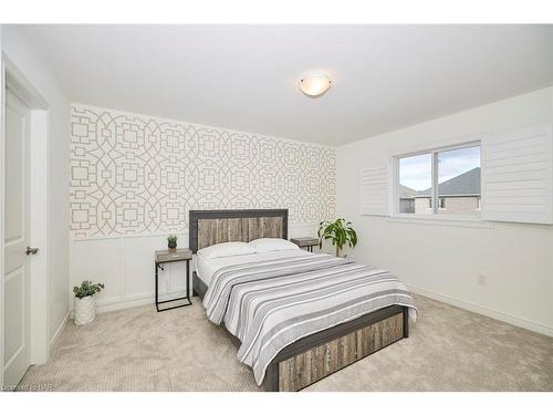 4363 Willick Road, Niagara Falls, ON - Indoor Photo Showing Bedroom