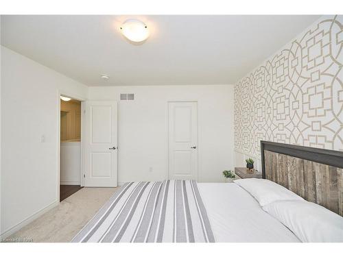 4363 Willick Road, Niagara Falls, ON - Indoor Photo Showing Bedroom