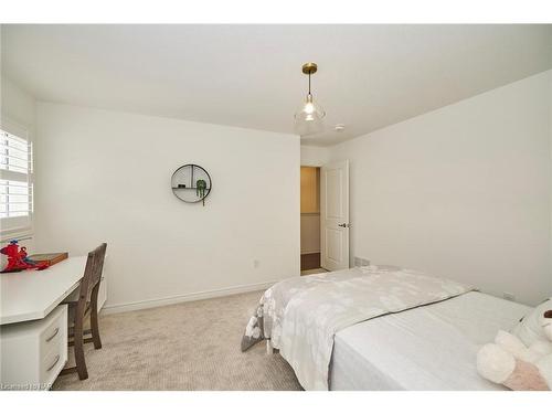 4363 Willick Road, Niagara Falls, ON - Indoor Photo Showing Bedroom