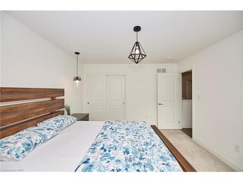 4363 Willick Road, Niagara Falls, ON - Indoor Photo Showing Bedroom