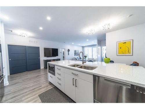 109-8111 Forest Glen Drive, Niagara Falls, ON - Indoor Photo Showing Kitchen With Double Sink With Upgraded Kitchen