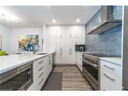 109-8111 Forest Glen Drive, Niagara Falls, ON - Indoor Photo Showing Kitchen With Upgraded Kitchen