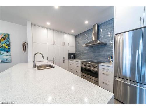 109-8111 Forest Glen Drive, Niagara Falls, ON - Indoor Photo Showing Kitchen With Double Sink With Upgraded Kitchen