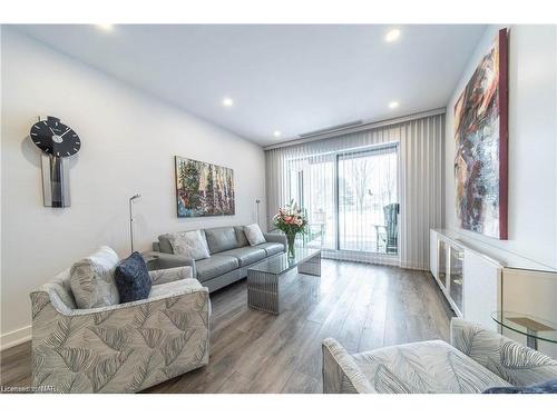 109-8111 Forest Glen Drive, Niagara Falls, ON - Indoor Photo Showing Living Room