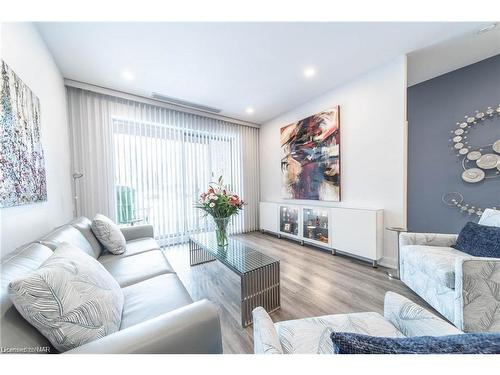 109-8111 Forest Glen Drive, Niagara Falls, ON - Indoor Photo Showing Living Room