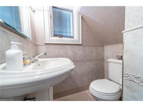 5008 Valley Way, Niagara Falls, ON - Indoor Photo Showing Bathroom