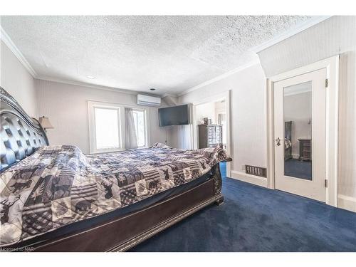 5008 Valley Way, Niagara Falls, ON - Indoor Photo Showing Bedroom