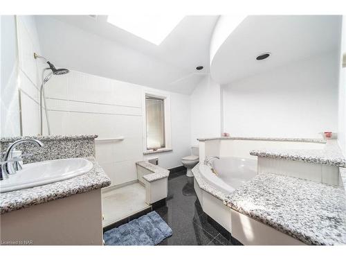 5008 Valley Way, Niagara Falls, ON - Indoor Photo Showing Bathroom