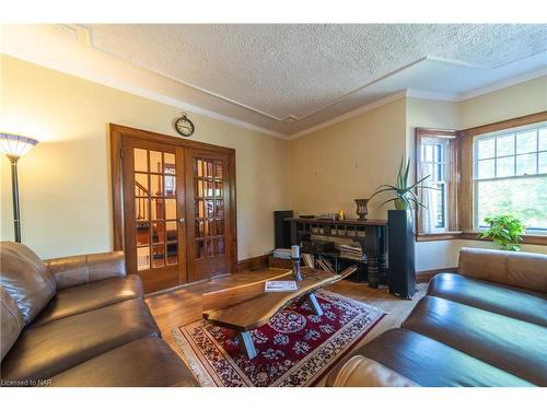 5008 Valley Way, Niagara Falls, ON - Indoor Photo Showing Living Room