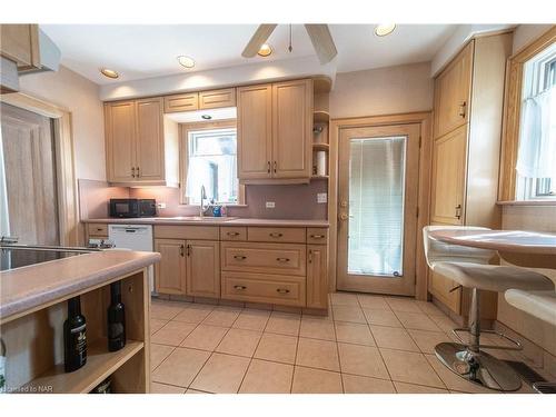 5008 Valley Way, Niagara Falls, ON - Indoor Photo Showing Kitchen