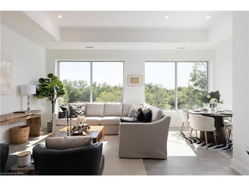 403-77 Yates Street, St. Catharines, ON - Indoor Photo Showing Living Room