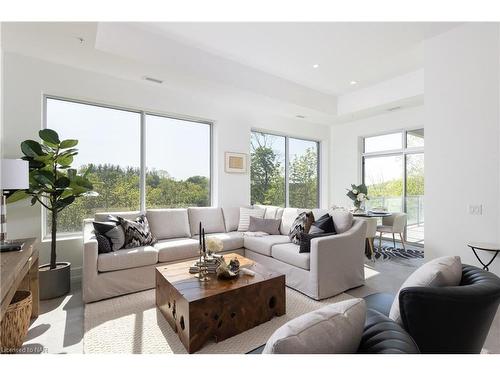 403-77 Yates Street, St. Catharines, ON - Indoor Photo Showing Living Room