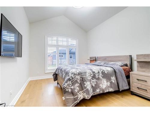 16-154 Port Robinson Road, Fonthill, ON - Indoor Photo Showing Bedroom